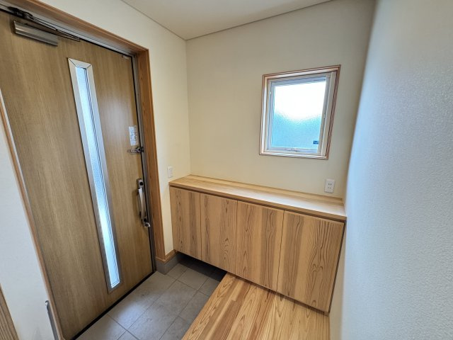 稲荷新田町中古の玄関|■シューズボックス完備の玄関