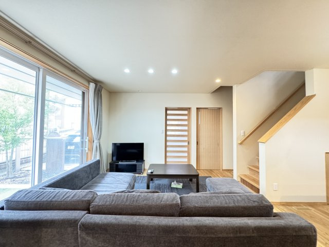 稲荷新田町中古の居間・リビング|■人気のリビング階段です