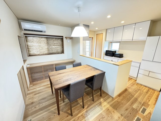 稲荷新田町中古のダイニング|■ダイニング横のカウンターは書斎として