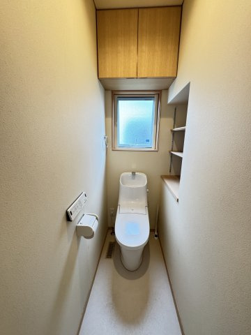 稲荷新田町中古のトイレ|■収納豊富な1階トイレ