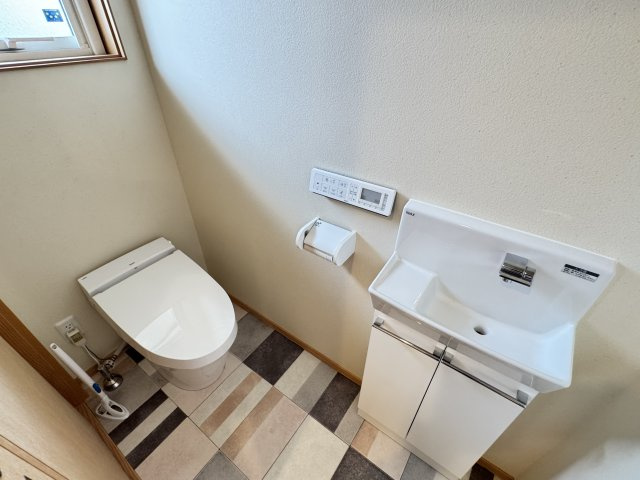 稲荷新田町中古のトイレ|■手洗い付きの2階トイレ
