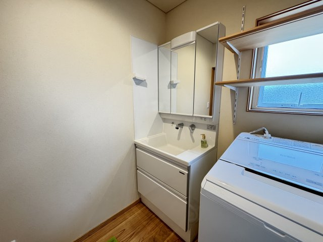 稲荷新田町中古の独立洗面台|■独立洗面化粧台はシャワータイプ