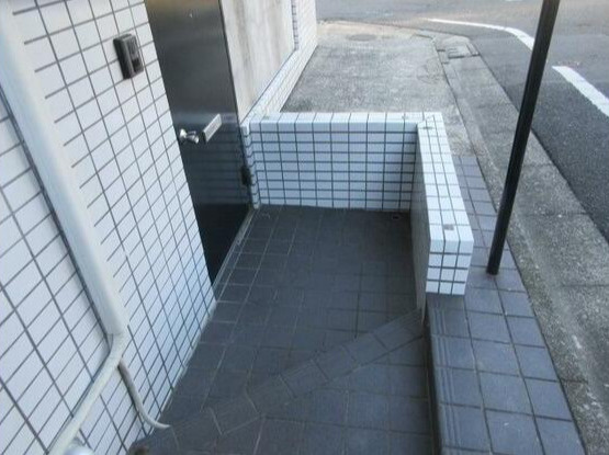 プライム東長崎のエントランス
