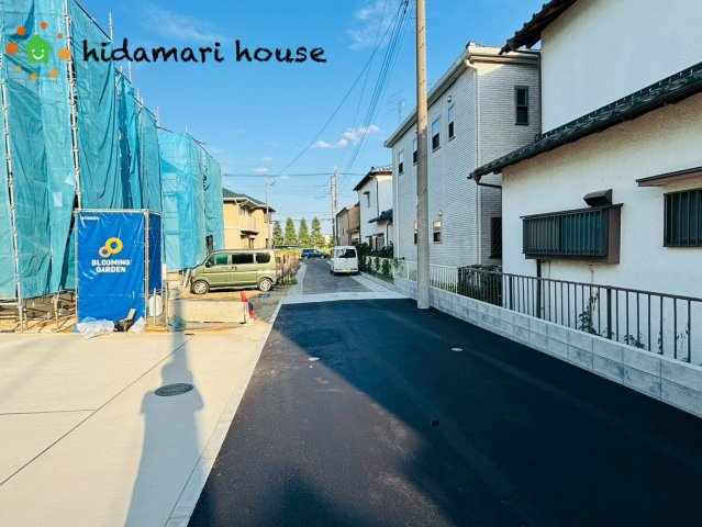 上尾市二ツ宮3期　新築戸建　ブルーミングガーデン01の前面道路含む現地写真