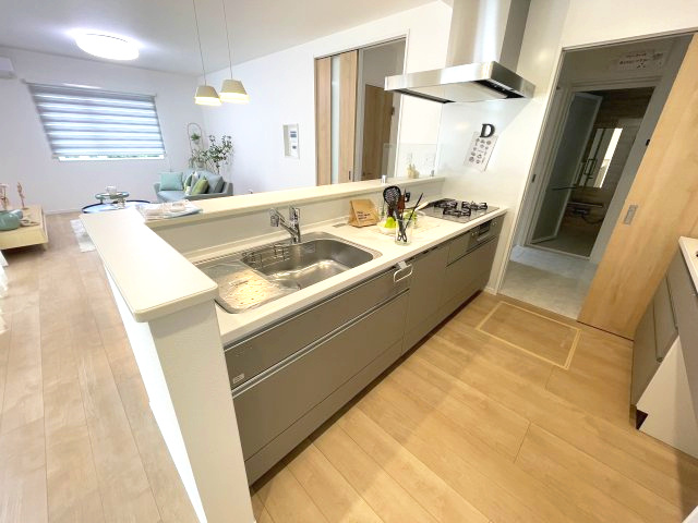 佐伯区皆賀１丁目　№35915のキッチン|リビング全体を見渡せる
対面式キッチンです。