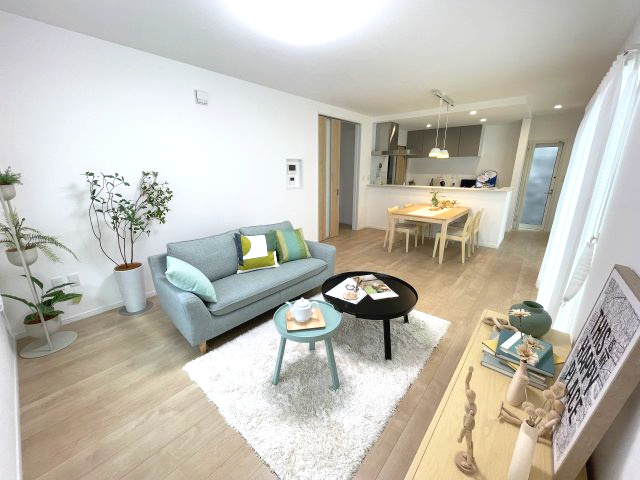 佐伯区皆賀１丁目　№35915の居間・リビング|ＬＤＫ18.14帖
ダイニングテーブルやソファを
置いてもゆとりがあります。