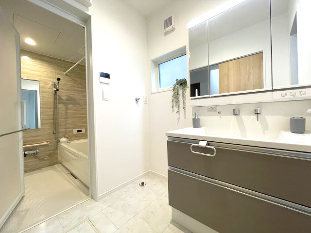 佐伯区皆賀１丁目　№35915の独立洗面台|三面鏡裏収納があるので
小物もスッキリ収納できます。