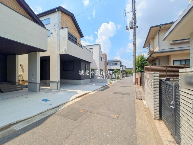 練馬区関町北5丁目 全2棟 1号棟の前面道路含む現地写真