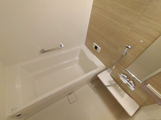神戸市須磨区高倉町１丁目のアパートの浴室|追い焚き機能付き