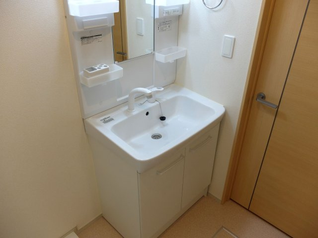 エクセレンス・Ⅱの洗面所|シャワー付きの洗面化粧台もありますよ○