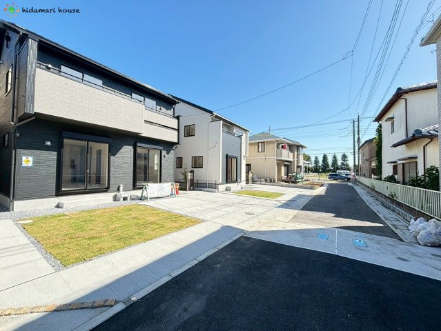 上尾市二ツ宮3期　新築戸建　ブルーミングガーデン03の前面道路含む現地写真