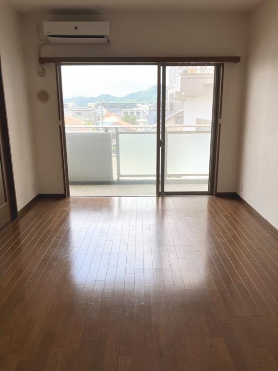 平塚八重咲町三和プラザの居間・リビング