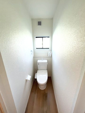 【トイレ】 | 糸島市板持1期・平屋　1号棟（全1棟）【仲介手数料無料・0円】 | 現地写真。1階のトイレです。