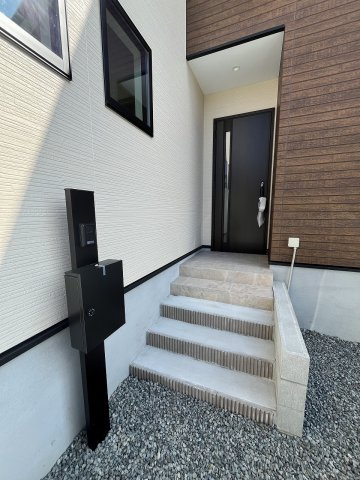 【玄関】 | 糸島市板持1期・平屋　1号棟（全1棟）【仲介手数料無料・0円】 | 現地写真。