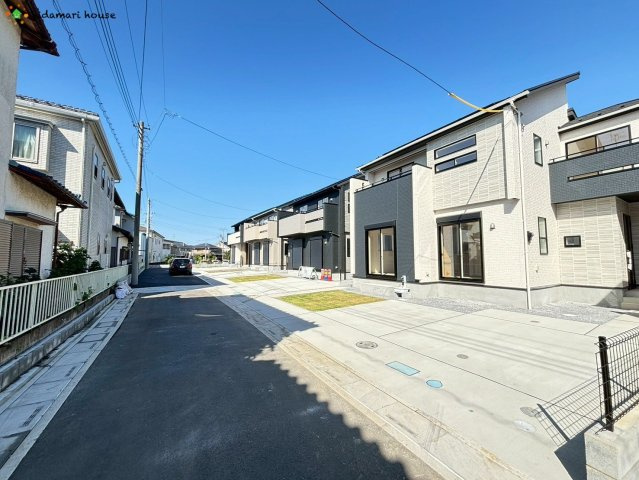 上尾市二ツ宮3期　新築戸建　ブルーミングガーデン04の前面道路含む現地写真
