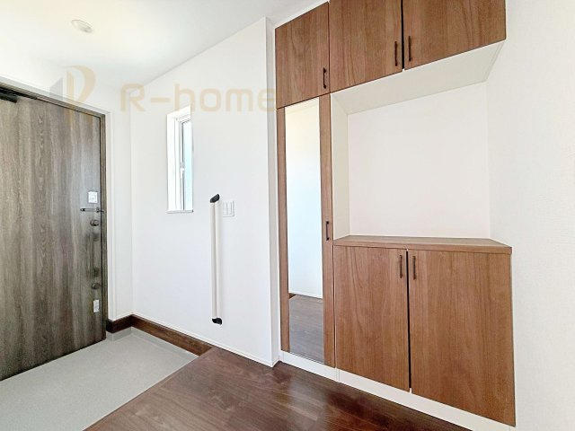 取手市青柳第2　新築戸建て　2号棟の玄関|気持ちよくご家族やゲストを送迎できる穏やかな雰囲気の玄関♪大きな下駄箱で玄関廻りスッキリ♪