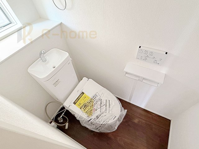 取手市青柳第2　新築戸建て　2号棟のトイレ|温水洗浄便座付きのトイレ。
トイレが２ヵ所設置で朝の忙しい時間でも安心です。