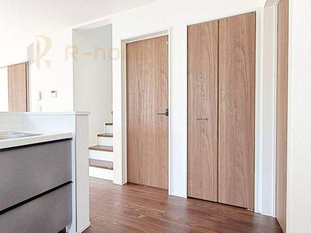 取手市青柳第2　新築戸建て　2号棟の収納|キッチンパントリーとしても活用できる収納！リビングに物を出さず、綺麗を保てそうですね♪