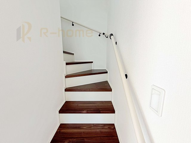 取手市青柳第2　新築戸建て　2号棟の内装|手すりのついた階段！小さなお子様の利用も一安心です♪