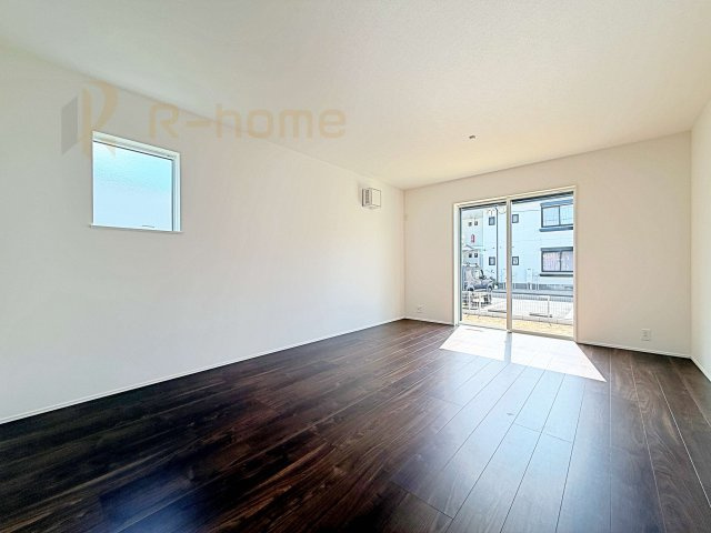 取手市青柳第2　新築戸建て　2号棟の居間・リビング|広くて明るいＬＤＫ♪ ゆったりくつろげるリビングスペースで、ご家族皆様の笑顔が溢れます。