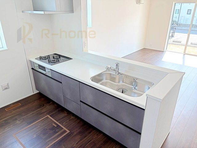 取手市青柳第2　新築戸建て　2号棟のキッチン|料理をしながら家族とコミュニケーションが取れる対面式システムキッチン。