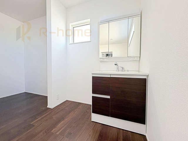 取手市青柳第2　新築戸建て　2号棟の洗面所|三面鏡の使いやすい洗面台です。忙しい朝も家族みんなで身支度可能なスペース。