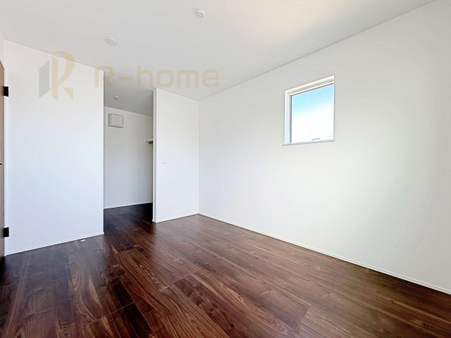 取手市青柳第2　新築戸建て　2号棟の洋室|収納便利なウォークインクローゼット付きの洋室♪
明るく風通しの良いお部屋です♪