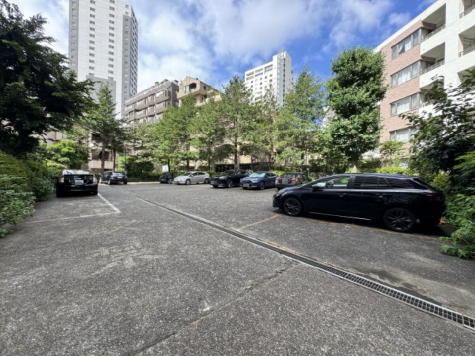 グリーンヒル新宿の駐車場