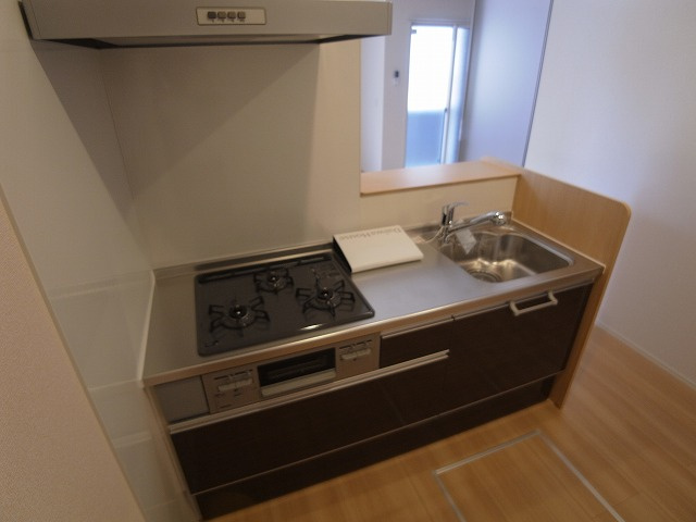 神戸市兵庫区下沢通６丁目のアパートのキッチン|システムキッチン（ガス3口）