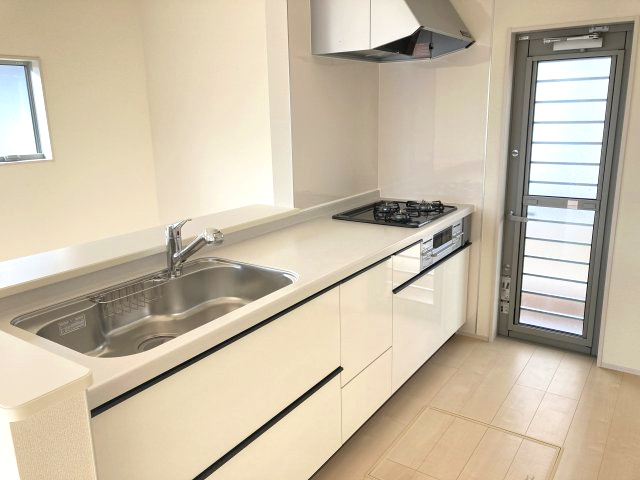 第4富士見町時沢　新築戸建　1号棟のキッチン|人気のカウンターキッチン採用です☆ゴミ出しに便利な勝手口付き！
コンロも３口ご用意しています！調理スペースも広くストレスなくお料理できます。
浄水器つきなので美味しいお水も飲めますよ♪
