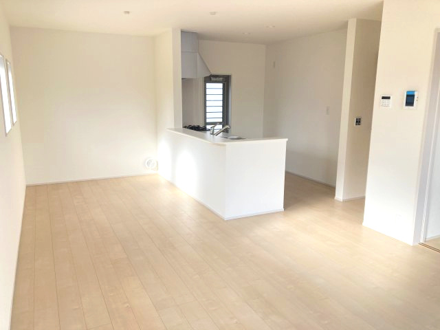 第4富士見町時沢　新築戸建　1号棟の居間・リビング|20.17帖広々リビング。人気の対面式キッチンを配した空間はお好みの家具も合わせやすく、家族がくつろぐ快適な空間造りをサポート。窓からは明るい陽光が差し込みます。