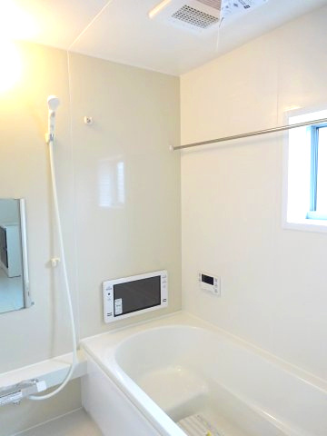 第4富士見町時沢　新築戸建　1号棟の浴室|１坪タイプのフルオートバスです！
足を延ばして入れる広さなので一日の疲れも癒されますよ♪
室内物干しや浴室乾燥機もあるのでお天気の悪い日にはランドリースペースとしてもご利用できます！