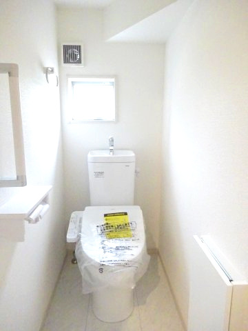 第4富士見町時沢　新築戸建　1号棟のトイレ|1階トイレです。清潔感のある白を基調としています。
温水洗浄・便座暖房機能の付いた快適なトイレです☆