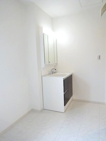 第4富士見町時沢　新築戸建　1号棟の独立洗面台|シャワー水栓付き洗面台で朝の身支度もバッチリです！
洗面台には収納スペースもあり洗面室もすっきり片付きますよ！