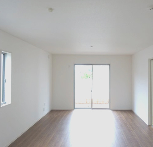 第4富士見町時沢　新築戸建　2号棟の居間・リビング|18帖広々リビング。カウンターキッチンなのでお料理をしながら会話もできます。
夕食の支度をしながら、お子様の様子も見られて自然と会話も増えますよ♪