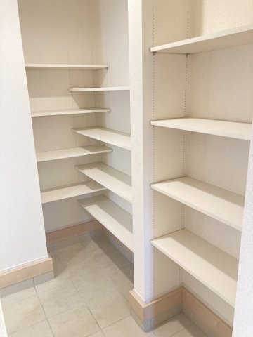 第4富士見町時沢　新築戸建　2号棟の洋室|玄関にはシューズインクローク完備！
第二玄関としても利用できます。