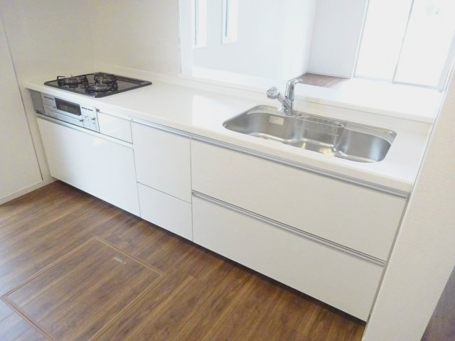 第4富士見町時沢　新築戸建　2号棟のキッチン|人気のカウンターキッチン採用です☆ゴミ出しに便利な勝手口付き！
コンロも３口ご用意しています！調理スペースも広くストレスなくお料理できます。
浄水器つきなので美味しいお水も飲めますよ♪