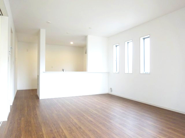 第4富士見町時沢　新築戸建　2号棟の居間・リビング|人気の対面式キッチンを配した空間はお好みの家具も合わせやすく、家族がくつろぐ快適な空間造りをサポート。窓からは明るい陽光が差し込みます。