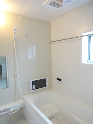 第4富士見町時沢　新築戸建　2号棟の浴室|１坪タイプのフルオートバスです！
足を延ばして入れる広さなので一日の疲れも癒されますよ♪
室内物干しや浴室乾燥機もあるのでお天気の悪い日にはランドリースペースとしてもご利用できます！