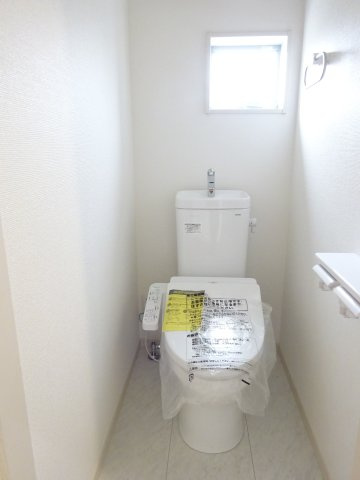 第4富士見町時沢　新築戸建　2号棟のトイレ|2階トイレです。清潔感のある白を基調としています。