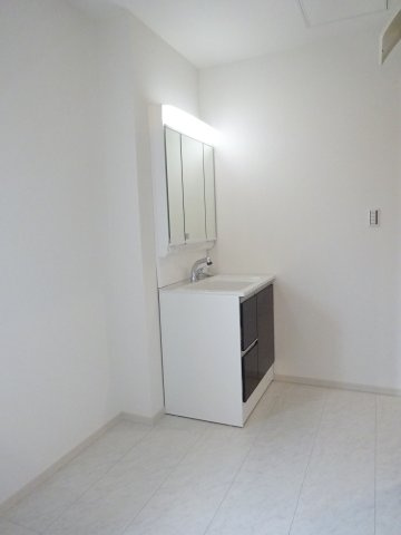 第4富士見町時沢　新築戸建　2号棟の独立洗面台|シャワー水栓付き洗面台で朝の身支度もバッチリです！
洗面台には収納スペースもあり洗面室もすっきり片付きますよ！