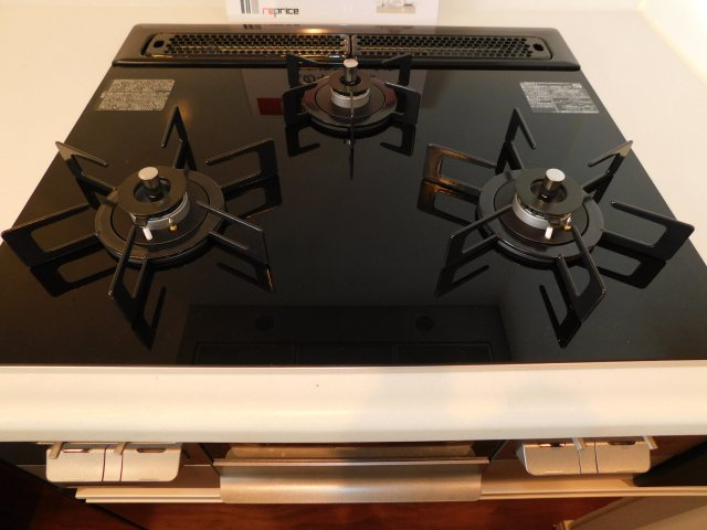 海部郡蟹江町大字蟹江新田の中古マンションのキッチン|◇３口コンロ◇　　コンロ新品交換　（２０２５年６月リフォーム済）