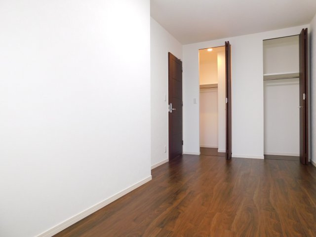 海部郡蟹江町大字蟹江新田の中古マンションの洋室|◇洋室◇　　明るい洋室約８．０帖　収納２ヶ所完備♪　（２０２５年６月リフォーム済）