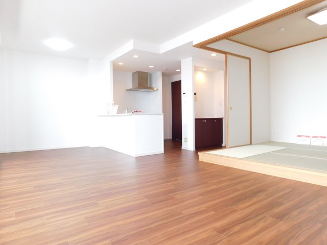 海部郡蟹江町大字蟹江新田の中古マンションの居間・リビング|◇リビング◇　　南面で明るいリビング約１８．８帖　大切なペットと暮らせます♪　（２０２５年６月リフォーム済）