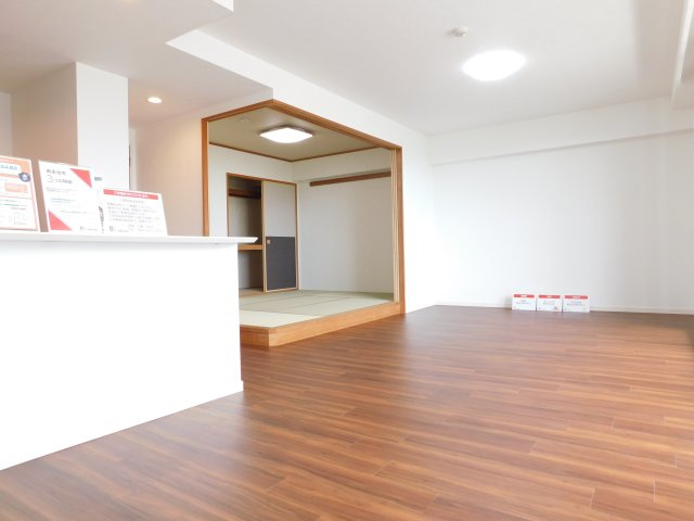 海部郡蟹江町大字蟹江新田の中古マンションの居間・リビング|◇リビング◇　　南面で明るいリビング約１８．８帖　和室と続き間で２４．８帖の広々空間になります♪　（２０２５年６月リフォーム済）