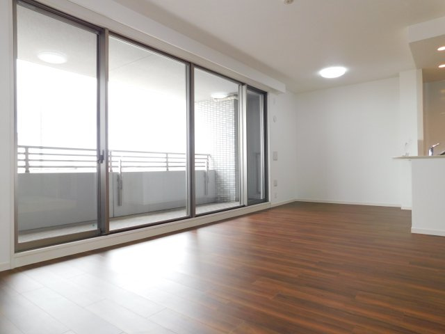 海部郡蟹江町大字蟹江新田の中古マンションの居間・リビング|◇リビング◇　明るいリビング約１８．８帖　バルコニー付きの開放的な空間♪　（２０２５年６月リフォーム済）