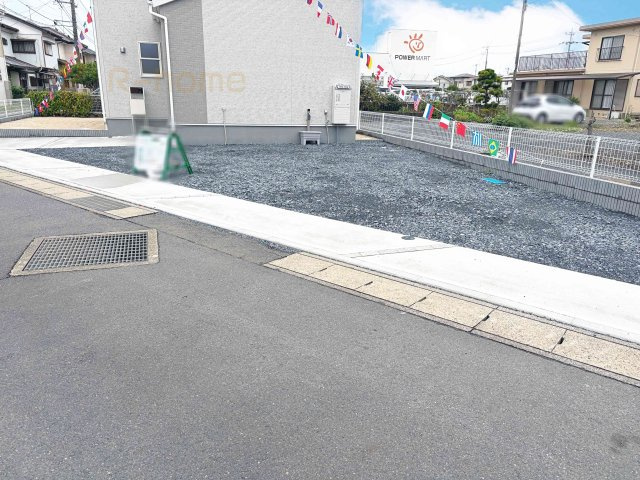 水戸市元吉田町第26　新築戸建て　1号棟の駐車場|カースペースは3台完備。ゲスト用のスペースも確保できますね♪