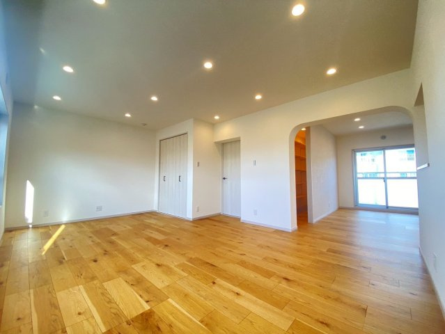 長岡天神ハイツ10棟の居間・リビング|リビングスペースは、窓からの採光、収納、ダイニングへの動線とあり。