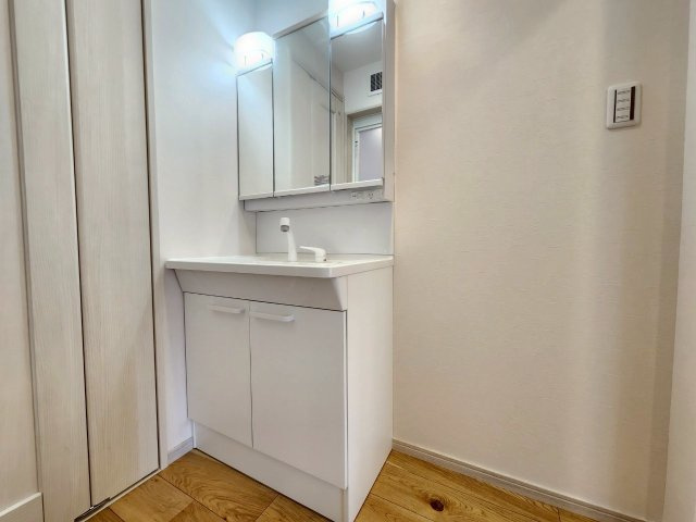 【価格改定】長岡天神ハイツ10棟の独立洗面台|収納充実、三面鏡タイプの洗面化粧台新調！