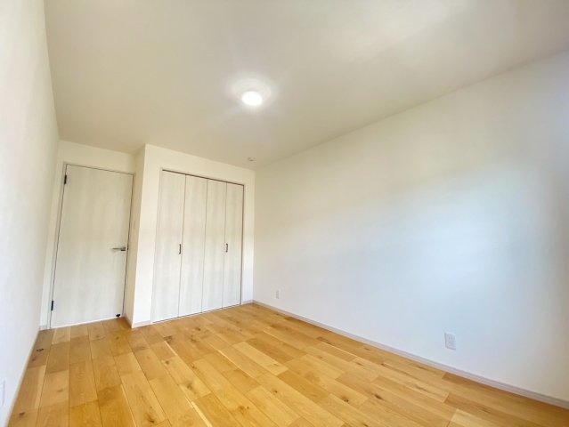 【価格改定】長岡天神ハイツ10棟の洋室|洋室約6.7帖
南からの採光のある洋室です！収納もあり、寝室として適したお部屋です！